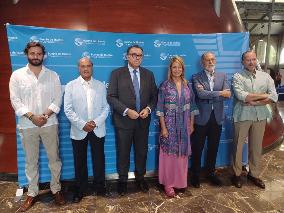 El consejero delegado de Extenda, Arturo Bernal, junto a la presidenta del Puerto de Huelva, Pilar Miranda, y representantes del sector empresarial onubense.