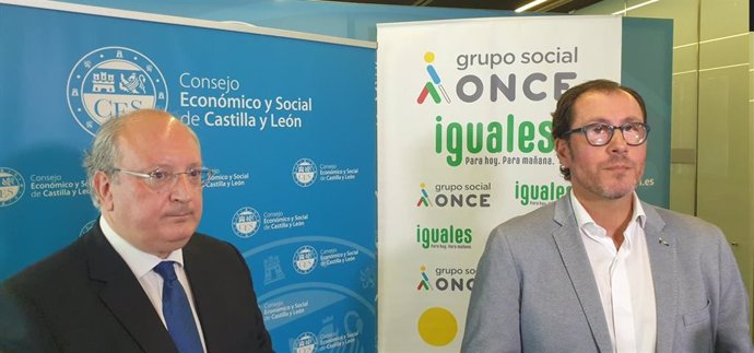 El presidente del Consejo Económico y Social, Enrique Cabero, y el delegado territorial de la ONCE en Castilla y León, Ismael Pérez, atendiendo a los medios antes de presentar el informe anual del grupo en la sede del CES en Valladolid