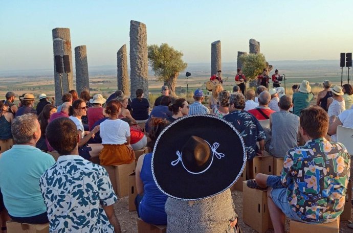 El grupo mariachi femenino Flor de Toloache conquista al público del SoNna Huesca, en Piracés.