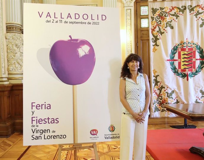Ana Redondo  junto al cartel que anuncia las Ferias y Fiestas de la Virgen de San Lorenzo.