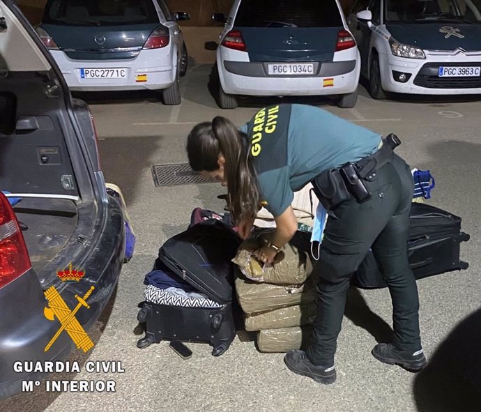 Fardos de hachís encontrados en el vehículo interceptado en la A-7, en Huércal-Overa (Almería)