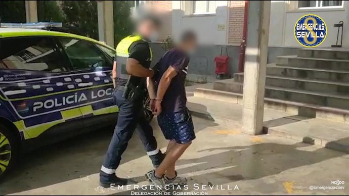 Un agente conduce al arrestado al interior de las dependencias policiales.