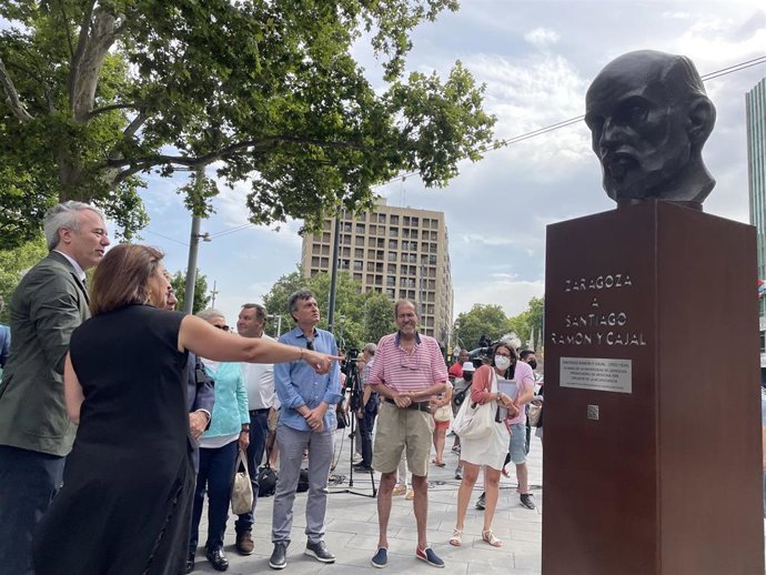 El acalde de Zaragoza, Jorge Azcón, y la vicealcaldesa y consejera de Cultura y Proyección Exterior, Sara Fernández, inauguran el busto de Santiago y Ramón y Cajal, en Gran Vía de Don Santiago Ramón y Cajal.