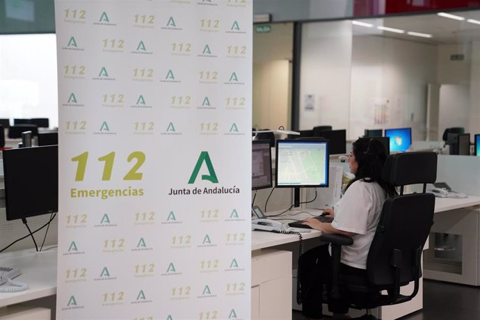 Archivo - Una operadora de Emergencias 112 Andalucía.