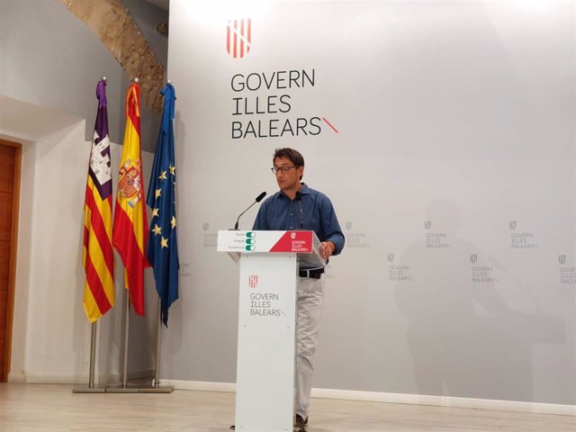 El portavoz del Govern y conseller de Modelo Económico, Turismo y Trabajo, Iago Negueruela, en rueda de prensa.