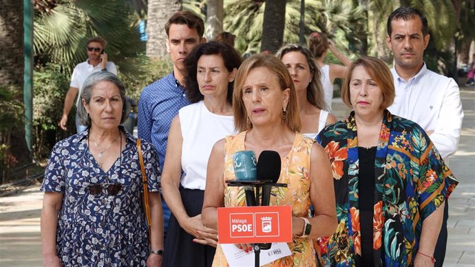 La viceportavoz socialista en el Ayuntamiento de Málaga, Begoña Medina, y otros ediles del PSOE.
