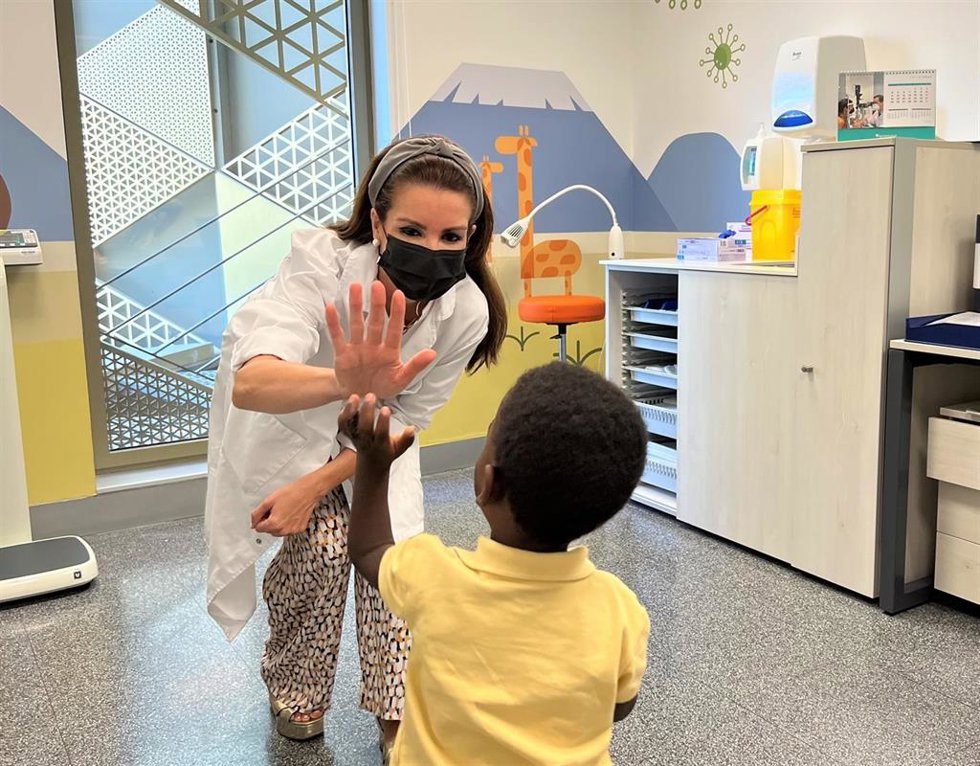 La doctora Jiménez y el pequeño Taariq en consulta de revisión tras la intervención.