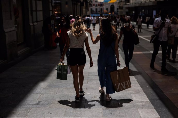 Archivo - Dos mujeres pasean con bolsas por la calle Preciados, a 21 de junio de 2022, en Madrid (España).