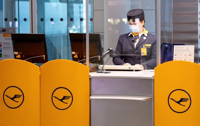 Archivo - FILED - 12 November 2020, Bavaria, Freising: A Lufthansa employee prepares boarding for a flight at a gate at Munich Airport.