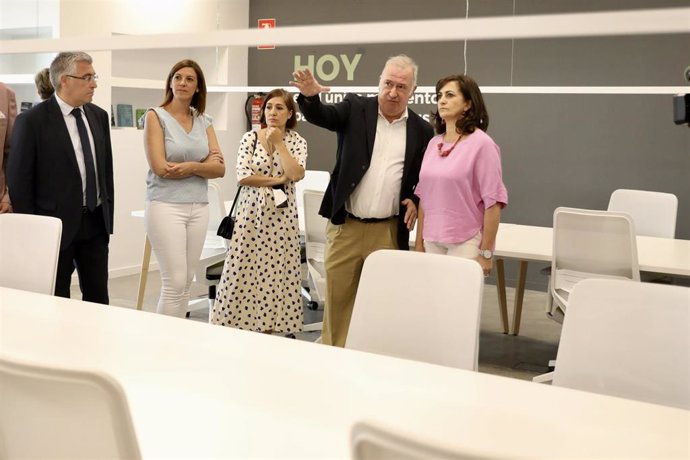 La presidenta del Gobierno, Concha Andreu, ha visitado el Centro de Emprendimiento, en marcha en septiembre