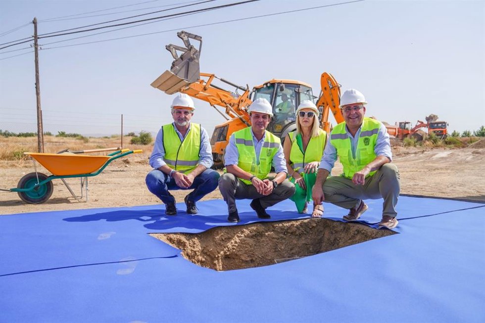 Javier A. García coloca la primera piedra de del vialal hospital La Inmaculada de Huércal-Overa