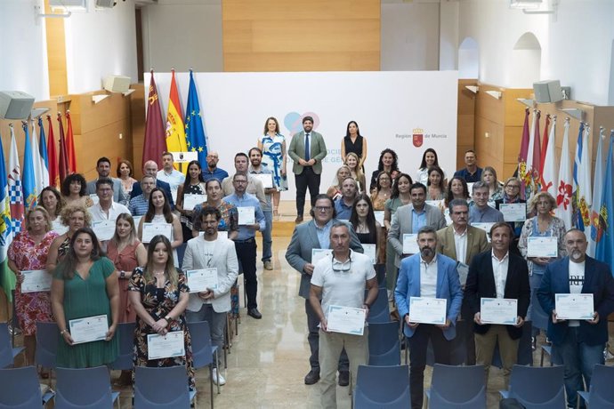 El presidente de la Comunidad, Fernando López Miras, recibe a los representantes de las 62 empresas y entidades adheridas a la tercera edición de la iniciativa 'Empresas por una sociedad libre de violencia de género'