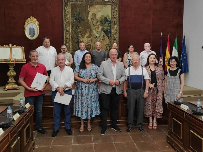 El presidente de la Diputación de Córdoba, Antonio Ruiz, junto a representantes de las entidades firmantes.