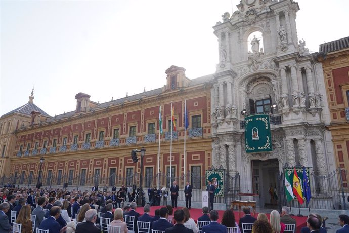 El presidente del Parlamento, Jesús Aguirre, le impone la medalla a Juanma Moreno en la  toma de  posesión como presidente de la Junta de Andalucía de la XII legislatura en la explanada del Palacio de San Telmo a 23 de julio del 2022 (Foto de archivo).