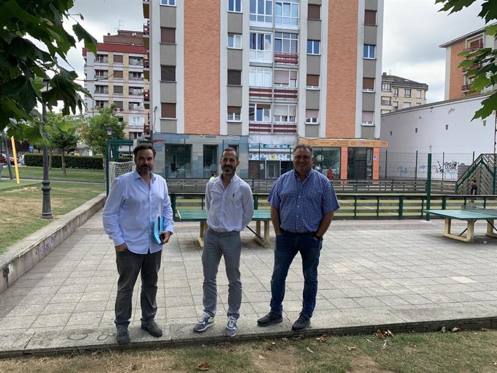 El alcalde de Siero, Ángel García, visita la pista deportiva del parque Alfonso X de Pola de Siero