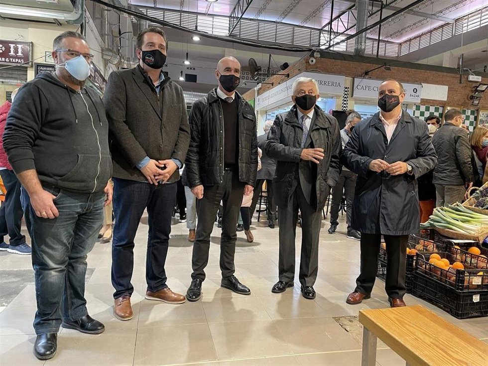 Antonio Muñoz, y Francisco Páez en el mercado de abastos de Pino Montano