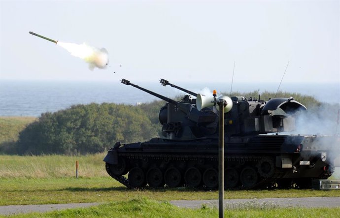 Archivo - Un carro de combate 'Gepard' lanza un misil tierra-aire Stinger durante unas maniobras militares en Alemania