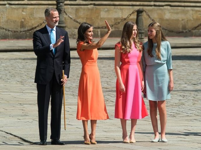 Los Reyes, Felipe VI Y Letizia, Acompañados Por La Princesa De Asturias, Leonor De Borbón, Y La Infanta Doña Sofía, Saludan A Su Llegada A Una Ofrenda Nacional Al Apóstol Santiago