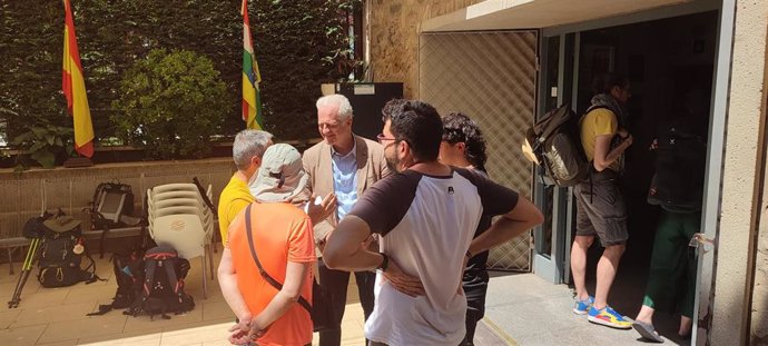 El alcalde de Logroño recibe a los peregrinos y peregrinas que llegan al albergue municipal en el Día de Santiago