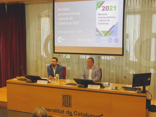 El conseller de Empresa y Trabajo de la Generalitat, Roger Torrent, y el presidente del Consell de Treball Econòmic i Social de Catalunya (Ctesc), Toni Mora