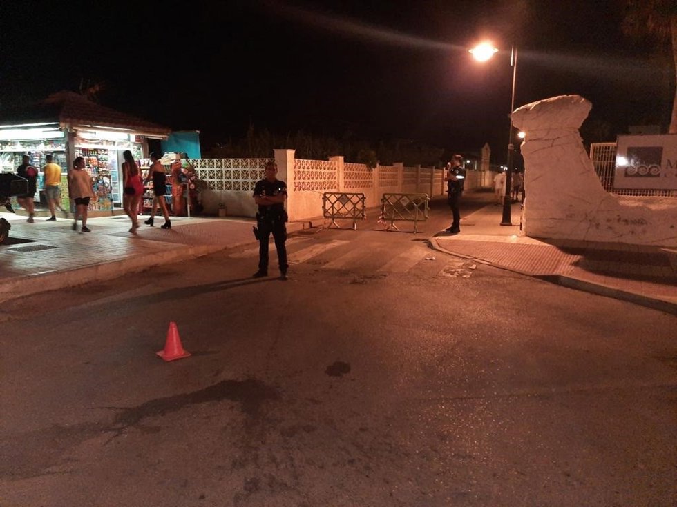 La Policía Local de Torremolinos (Málaga) en un control para evitar los botellones en el municipio