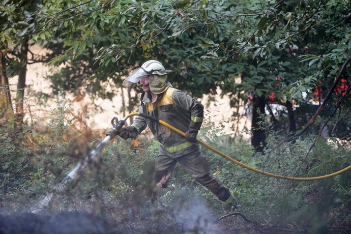 Un bombero trabaja en la extinción del fuego de Folgoso do Courel, a 20 de julio de 2022, en Folgoso do Courel, Lugo, Galicia (España). La Consellería de Medio Rural ha elevado a más 1.400 los desalojados por incendios en 80 núcleos en los fuegos que af