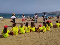 Una veintena de niños aprenden a salvar vidas por ahogamientos al "ritmo de la macarena" en Las Palmas de Gran Canaria
