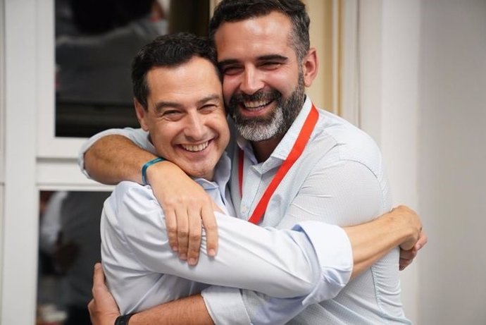 Fernández-Pacheco abraza a Moreno en la noche electoral de 19-J