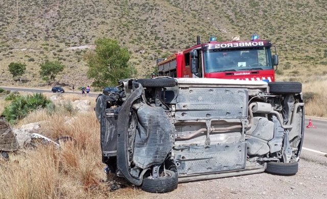 Vehículo volcado y bajo el cual quedaron atrapados los dos ciclistas fallecidos en Níjar (Almería)