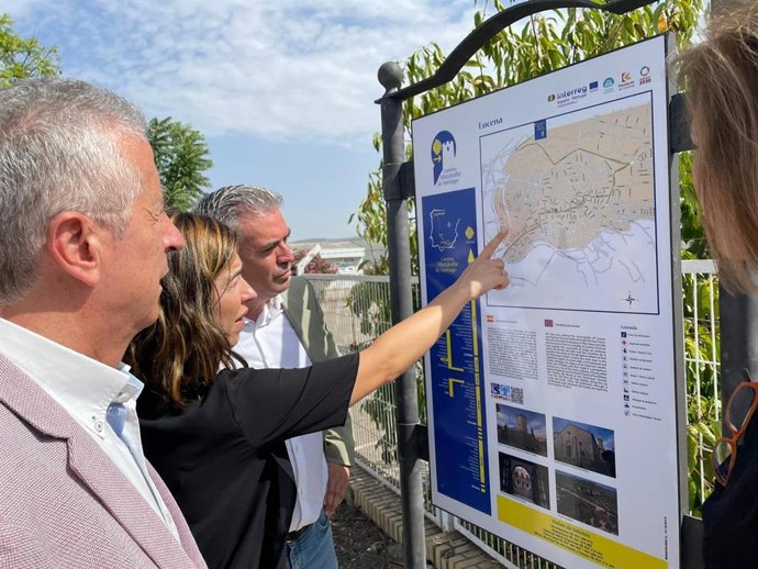 El delegado de Programas Europeos de la Diputación de Córdoba, Víctor Montoro (dcha.), en su visita a Lucena.