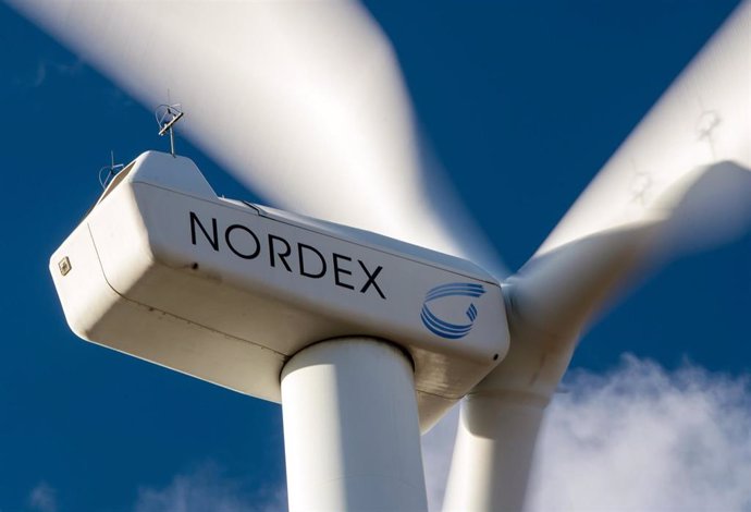 Archivo - FILED - 20 March 2018, Brandenburg, Karstaedt: Wind turbines of the company Nordex rotate in a wind farm near Karstaedt. 