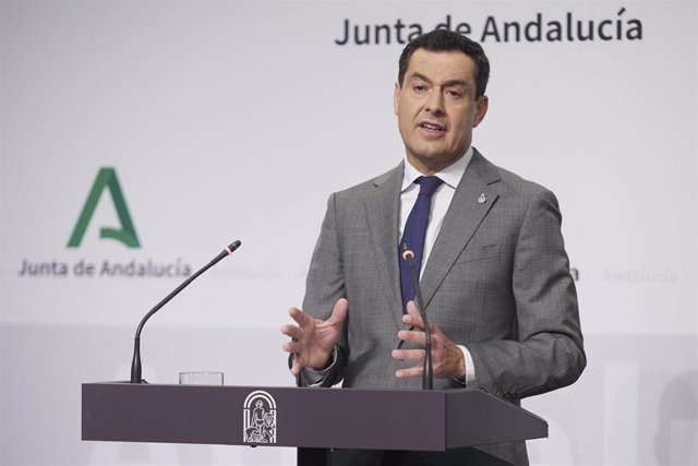 El presidente de la Junta de Andalucía, Juanma Moreno, ofrece una rueda de prensa para anunciar la conformación del nuevo gobierno en el Palacio de San Telmo, a 25 de julio de 2022 en Sevilla (Andalucía, España)