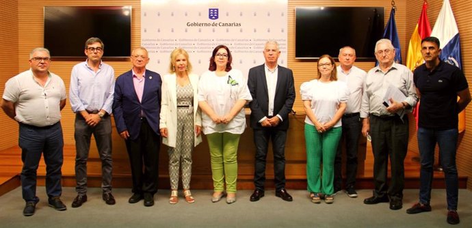 La consejera de Educación del Gobierno de Canarias, Manuela Armas (c), en la firma del convenio de mejoras con la educación concertada