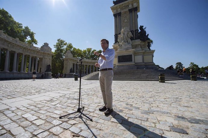 Archivo - El alcalde de Madrid, José Luis Martínez-Almeida, interviene en una rueda de prensa convocada en los jardines de El Buen Retiro un día después de que la UNESCO lo haya declarado Patrimonio Mundial del Paisaje de la Luz.