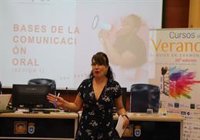 Experta de la UPO asegura que el 75 por ciento de la población "sufre miedo" a la hora de hablar en público