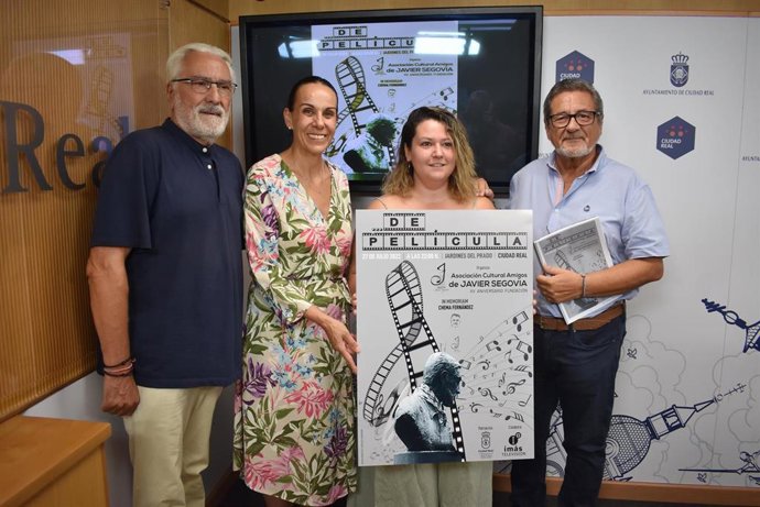 La alcaldesa de Ciudad Real, Eva María Masías, junto a la hija de Fernández, Ana Fernández, y el vicepresidente de la asociación, Javier Naharro.