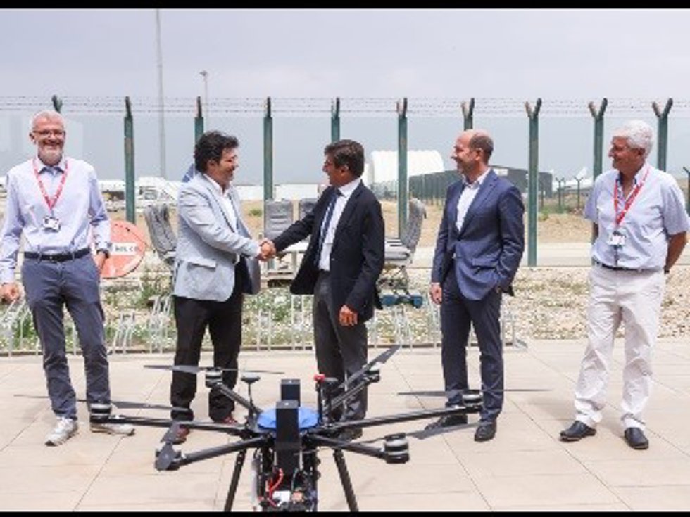 El secretario de Territorio y Movilidad, Isidre Gavín, saluda al vicepresidente ejecutivo de Applus +, Jordi Brufau, en el Aeropuerto Lleida-Alguaire