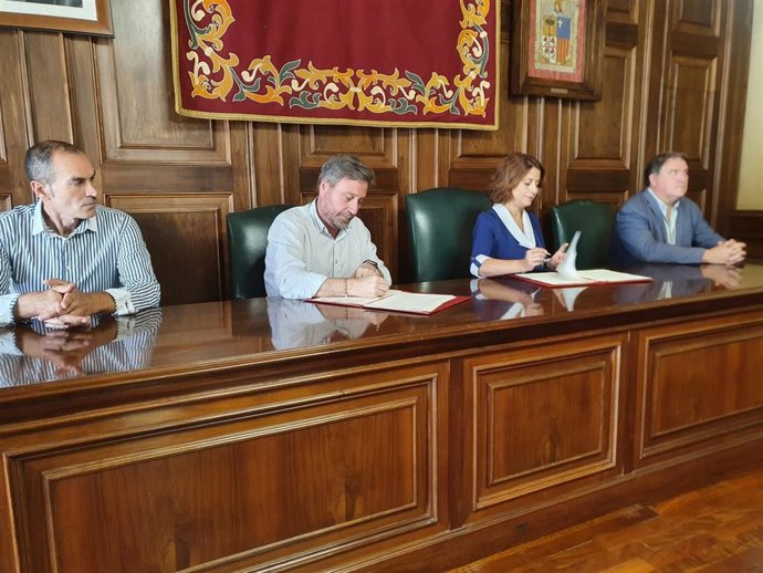 Firma del convenio en Teruel para la creación de la Oficina de la Vivienda.