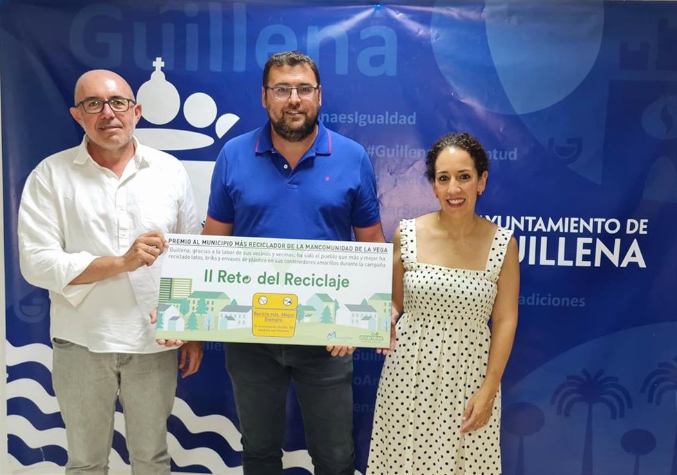 Presidente de la Mancomunidad de la Vega, Antonio Garrido,  Inmaculada Pérez, responsable de gestión local y autonómica de Ecoembes en la provincia de Sevilla y el Alcalde de Guillena, Lorenzo José Medina
