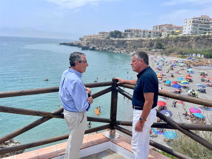 El presidente de la Diputación, Francisco Salado, acompañado por el alcalde de Nerja, José Alberto Armijo.