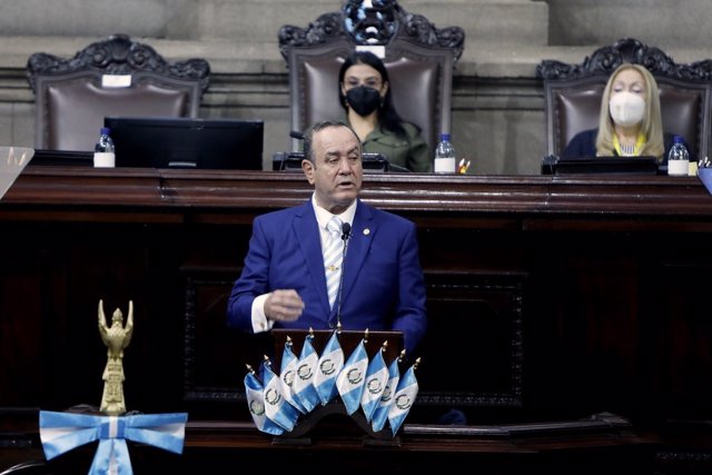 Archivo - Alejandro Giammattei, presidente de Guatemala, habla ante el Congreso