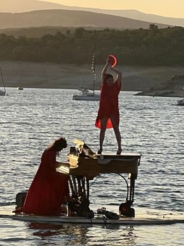 Archivo - Espectáculo 'Flota IdóneA. El piano flotante' que se representará en Salamanca.