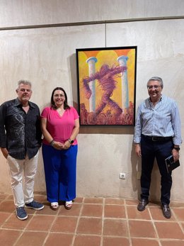 Exposición en Rincón de la Victoria del artista Andrés Mérida, a la izquierda de la imagen.