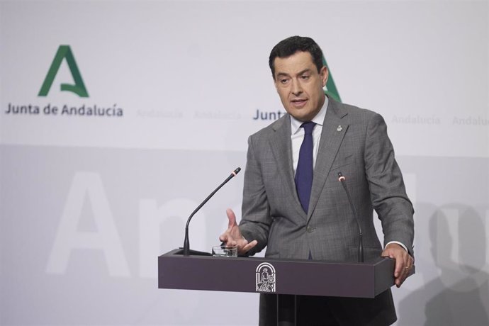 El presidente de la Junta de Andalucía, Juanma Moreno, ofrece una rueda de prensa para anunciar la conformación del nuevo gobierno en el Palacio de San Telmo, a 25 de julio de 2022 en Sevilla (Andalucía, España)