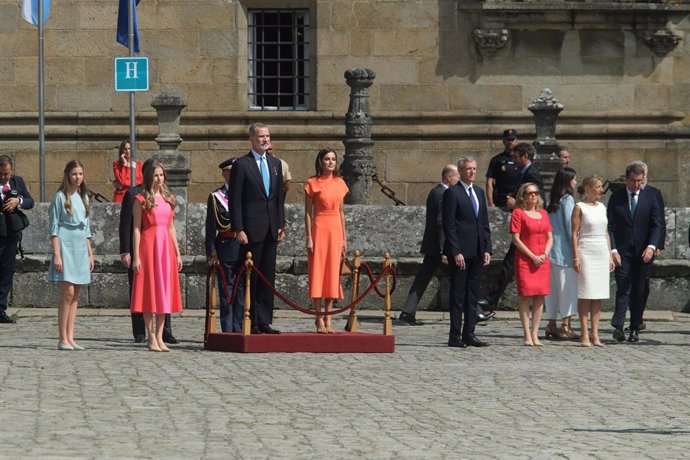 Los Reyes, Felipe VI y Letizia, acompañados por la Princesa de Asturias, Leonor de Borbón, y la Infanta Doña Sofía, a su llegada a una Ofrenda Nacional al Apóstol Santiago.