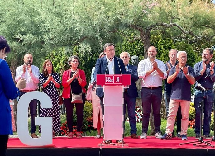 El secretario xeral del PSdeG, Valentín González Formoso, en su intervención en Rianxo, en la ofrenda floral ante Castelao