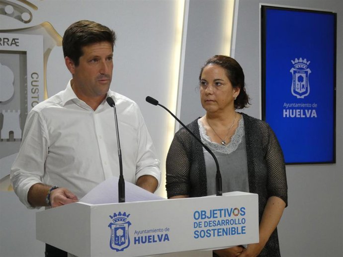 El portavoz de Ciudadanos (Cs) en el Ayuntamiento de Huelva, Guillermo García de Longoria, en rueda de prensa.