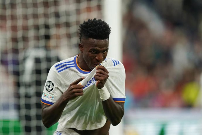 Archivo - Vinicius besa el escudeo del Real Madrid en la final de la Liga de Campeones 2021-2022. 