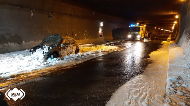 Incendio de un coche en el Negrón