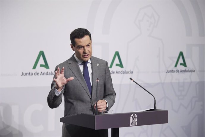 El presidente de la Junta de Andalucía, Juanma Moreno, ofrece una rueda de prensa para anunciar la conformación del nuevo gobierno en el Palacio de San Telmo, a 25 de julio de 2022 en Sevilla (Andalucía, España)